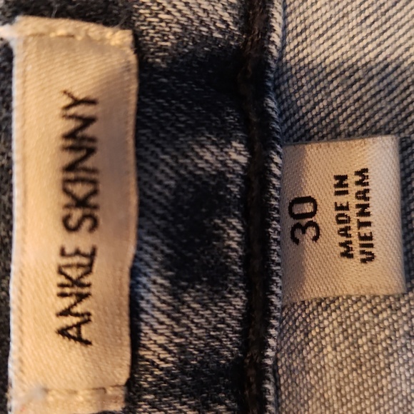 Calvin Klein light wash distressed hem womans size 30 jeans - Picture 4 of 12